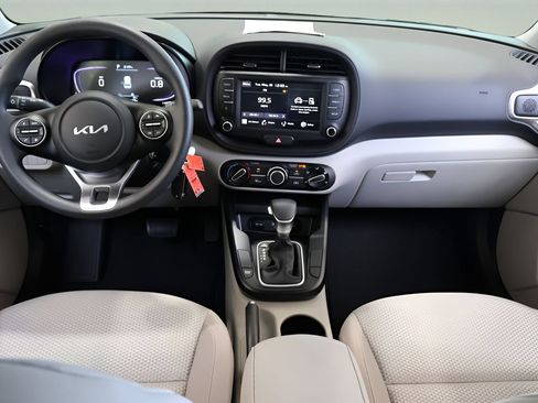 Used 2025 Kia Soul LX w/ LX Technology Package FWD image 13