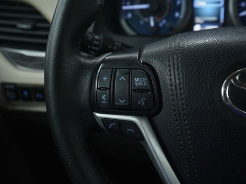 Used 2020 Toyota Sienna XLE image 25