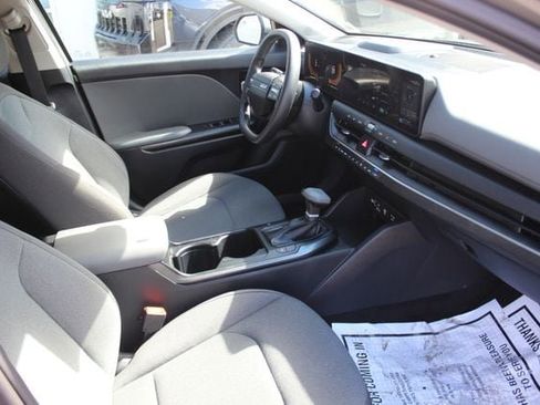 Used 2025 Kia K4 FWD image 32