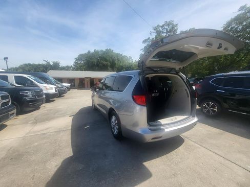 Used 2017 Chrysler Pacifica Touring w/ Tire & Wheel Group FWD image 43