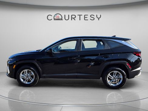 Certified 2025 Hyundai Tucson SE AWD/4WD image 2