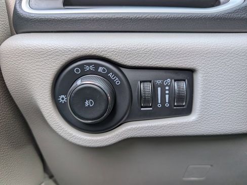 Used 2024 Chrysler Pacifica Touring-L FWD image 36