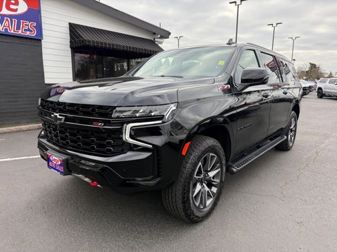 Used 2024 Chevrolet Suburban Z71 w/ Luxury Package image 2