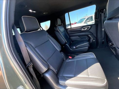 Used 2023 Chevrolet Suburban Premier image 25