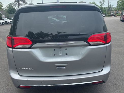 Used 2020 Chrysler Pacifica Touring-L FWD image 6