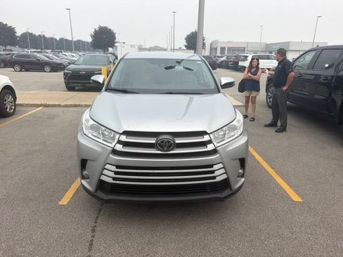 Used 2019 Toyota Highlander Plus AWD/4WD image 2