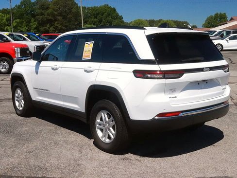Used 2024 Jeep Grand Cherokee Laredo AWD/4WD image 5