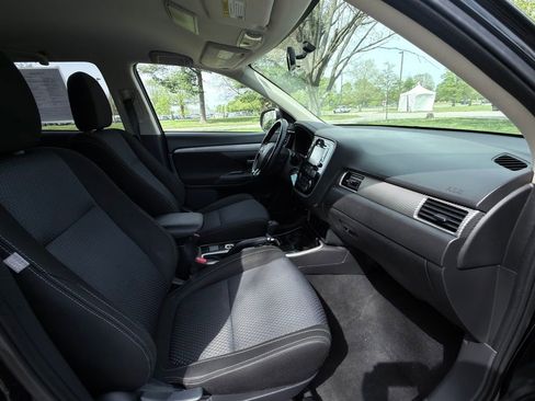 Used 2017 Mitsubishi Outlander ES AWD/4WD image 25
