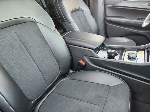 New 2025 Jeep Grand Cherokee Altitude image 9