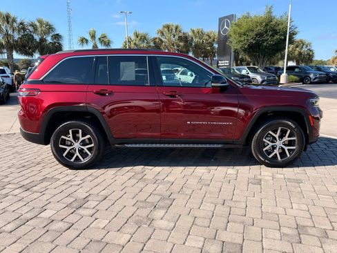 Used 2025 Jeep Grand Cherokee Limited w/ Luxury Tech Group II AWD/4WD image 8