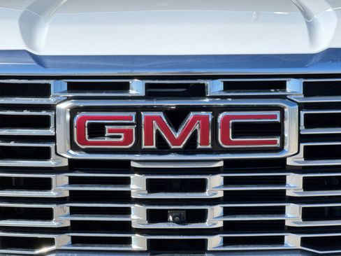 Used 2025 GMC Yukon XL Denali AWD/4WD image 38