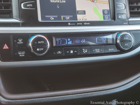 Used 2017 Toyota Highlander XLE w/ Carpet Mat Package AWD/4WD image 23