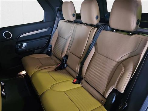 New 2025 Land Rover Discovery Dynamic SE image 13