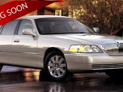 Used 2005 Lincoln Town Car Signature Limited RWD image 1