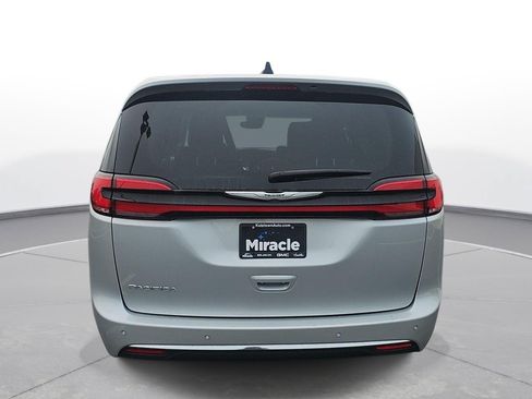 Used 2024 Chrysler Pacifica Touring-L FWD image 7