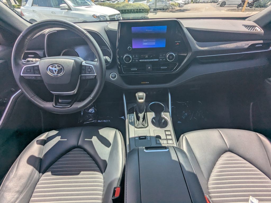 Used 2024 Toyota Highlander XSE FWD image 2