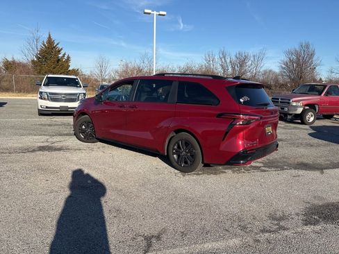 Used 2025 Toyota Sienna XSE image 6
