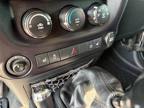 Used 2016 Jeep Wrangler Rubicon w/ Power Convenience Group AWD/4WD image 44