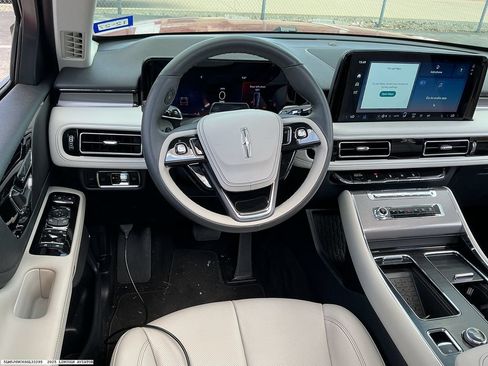 Used 2025 Lincoln Aviator 2WD image 12