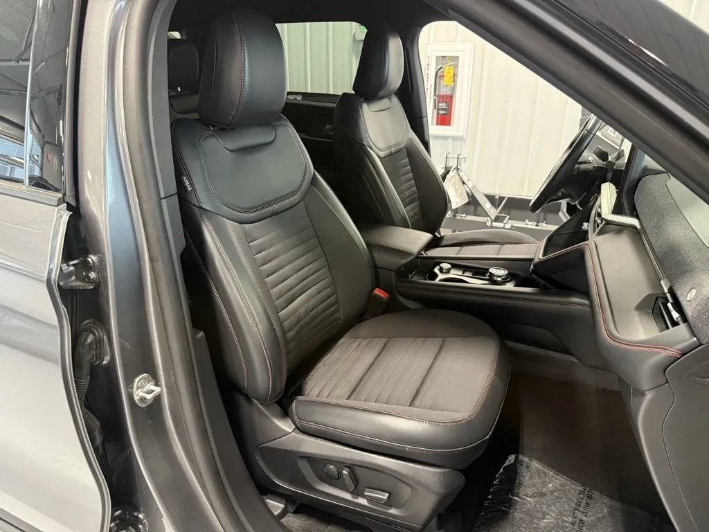 Used 2025 Ford Explorer ST-Line w/ ST-Line Street Pack AWD/4WD image 37