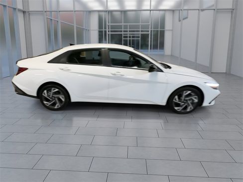 Certified 2025 Hyundai Elantra Sport image 9