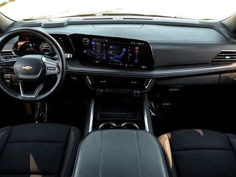 Used 2025 Chevrolet Suburban LS image 10