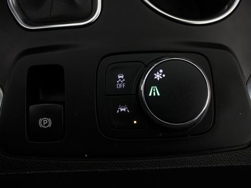 Used 2021 Chevrolet Traverse LT image 7