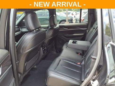 Used 2025 Jeep Grand Cherokee Limited w/ Black Appearance Package AWD/4WD image 11