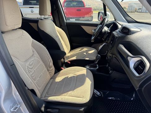 Used 2018 Jeep Renegade Latitude w/ Cold Weather Group AWD/4WD image 6