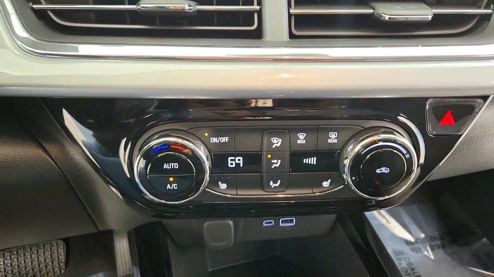 Used 2025 Chevrolet Trax LT w/ Driver Confidence Package FWD image 19