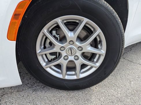 Used 2024 Chrysler Pacifica Touring-L image 33