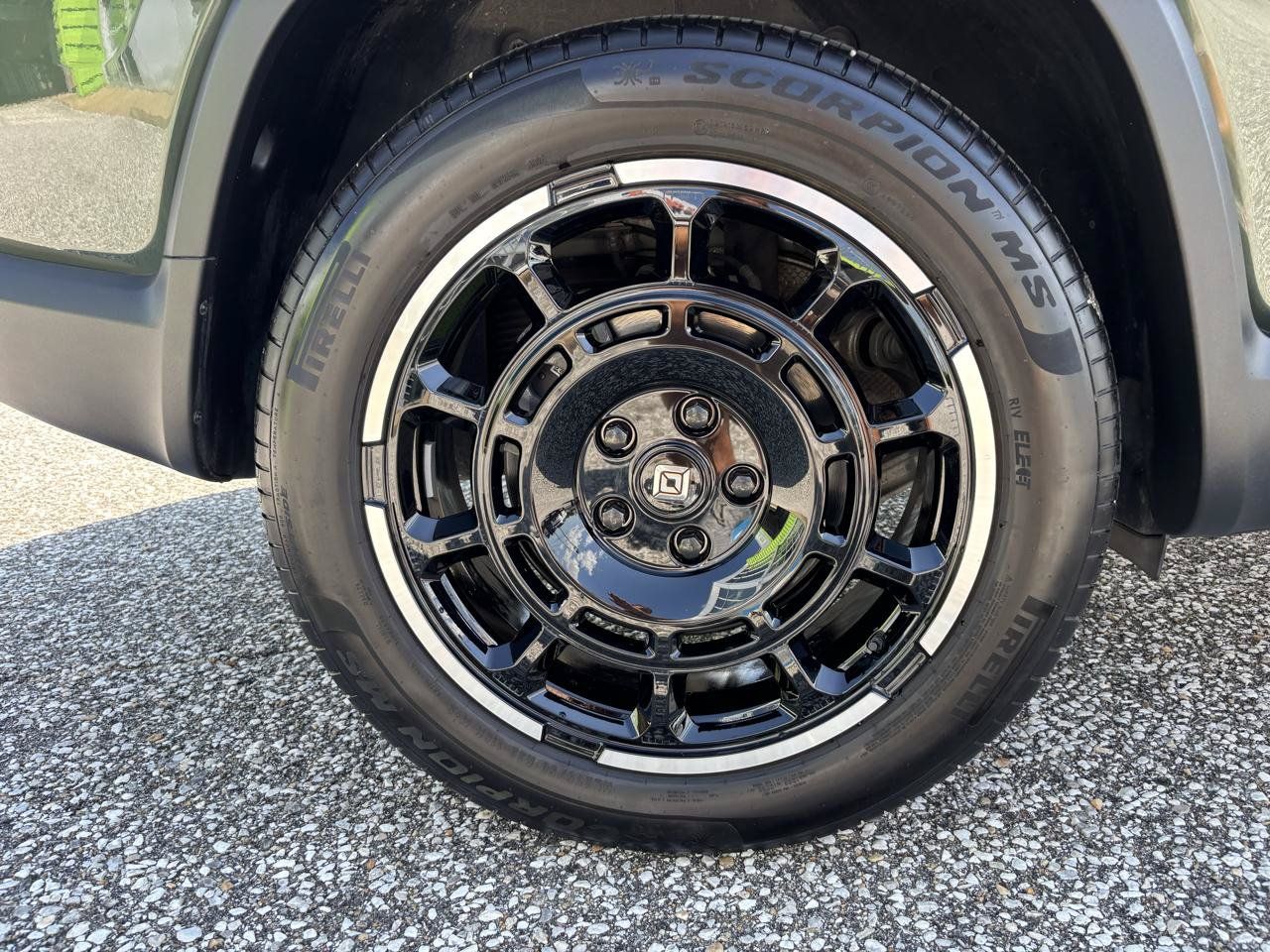 Used 2025 Rivian R1S Adventure Dual AWD/4WD image 34