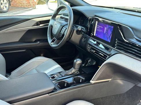 Used 2025 Toyota Camry SE w/ Convenience Package image 8