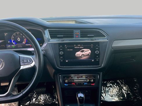 Used 2022 Volkswagen Tiguan SE image 6