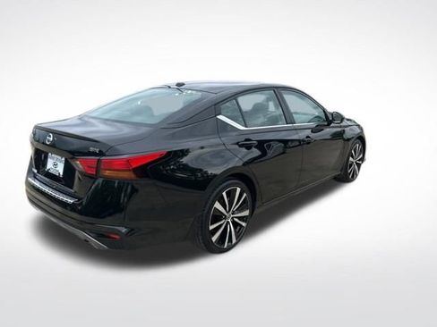 Used 2021 Nissan Altima 2.5 SR w/ SR Premium Package FWD image 3