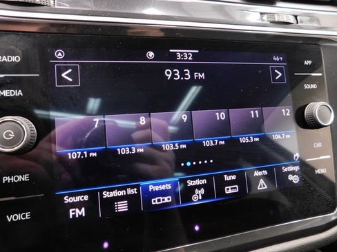 Used 2024 Volkswagen Tiguan SE image 33