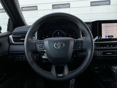 Used 2025 Toyota Camry SE image 32