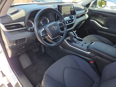 Used 2023 Toyota Highlander LE AWD/4WD image 15