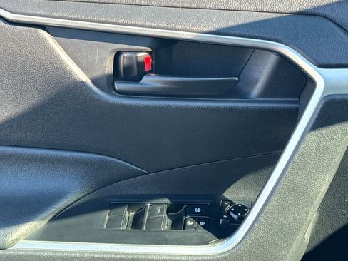 Used 2021 Toyota RAV4 LE image 32