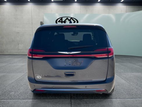 Used 2023 Chrysler Pacifica Touring-L FWD image 4