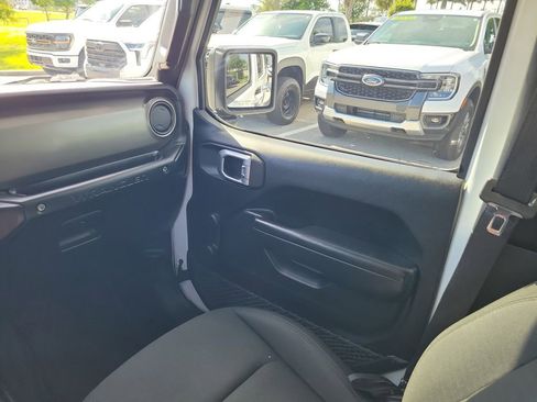 Used 2018 Jeep Wrangler Unlimited Sport AWD/4WD image 13
