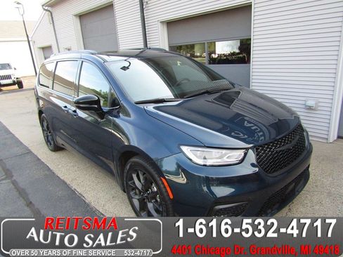 Used 2025 Chrysler Pacifica Limited FWD image 1