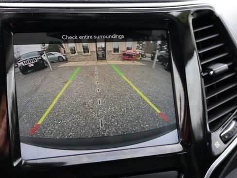 Used 2019 Jeep Cherokee Limited image 30