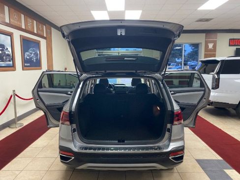 Used 2023 Volkswagen Taos SE AWD/4WD image 7
