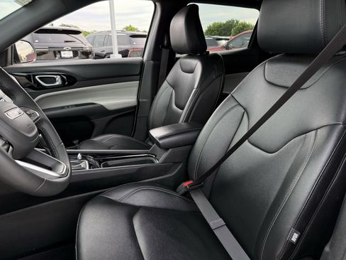 Used 2025 Jeep Compass Limited image 22