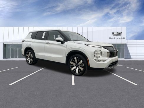 Used 2025 Mitsubishi Outlander SE image 2