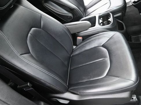 Used 2025 Chrysler Pacifica Select FWD image 18