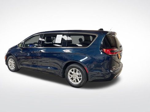 Used 2024 Chrysler Pacifica Touring-L FWD image 3
