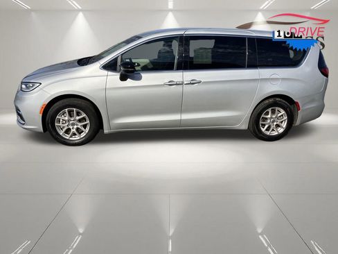 Used 2024 Chrysler Pacifica Touring-L FWD image 9