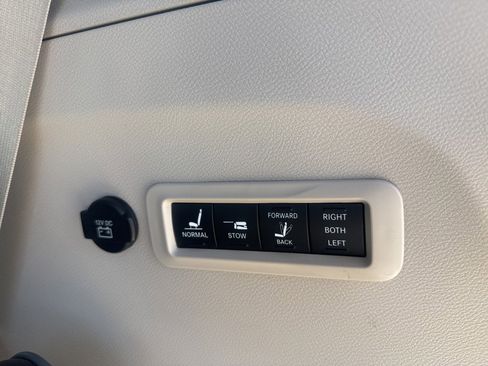 Used 2018 Chrysler Pacifica Limited image 27